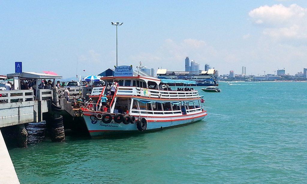 Паром - бюджетный вариант доставки туристов на остров Ко Лан