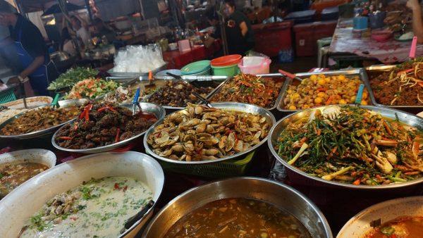 Необычная еда для туристов на Ratanakorn Market 